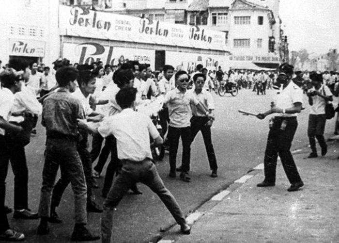 Học sinh, sinh viên Sài Gòn xuống đường tham gia các hoạt động biểu tình thời kỳ kháng chiến chống Mỹ cứu nước. Ảnh: Tư liệu