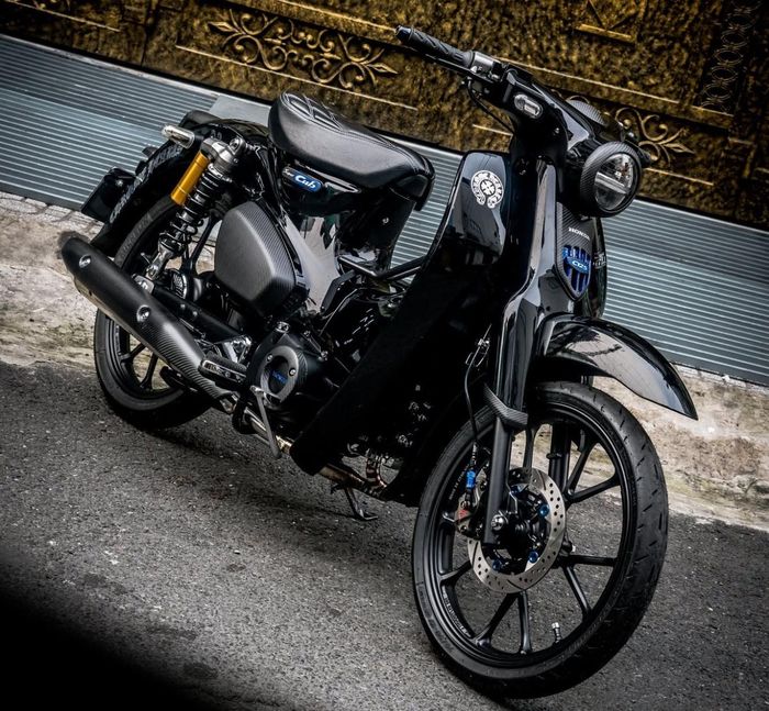 Honda Cub 125 phiên bản đen tuyền huyền bí.