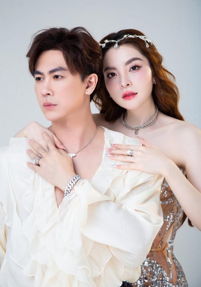 Ca sĩ kết hôn với Saka Trương Tuyền - cháu gái NSƯT Kim Tiểu Long sau thời gian gắn bó.