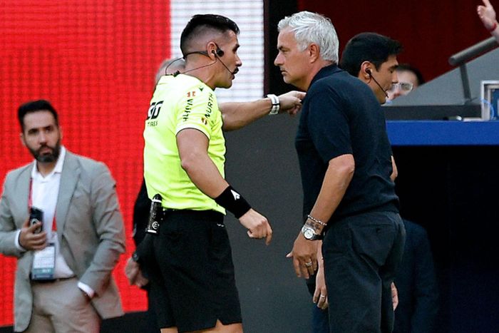 Mourinho chỉ trích gay gắt trọng tài. Ảnh: Diario AS