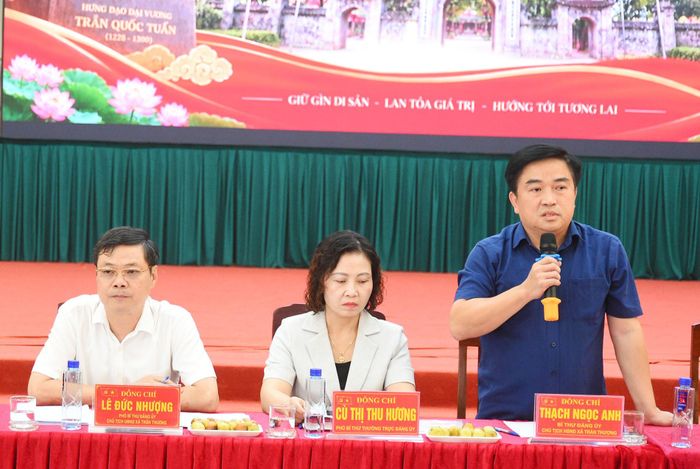 Ông Thạch Ngọc Anh, Bí thư Đảng uỷ xã Trần Thương phát biểu tại hội nghị.
