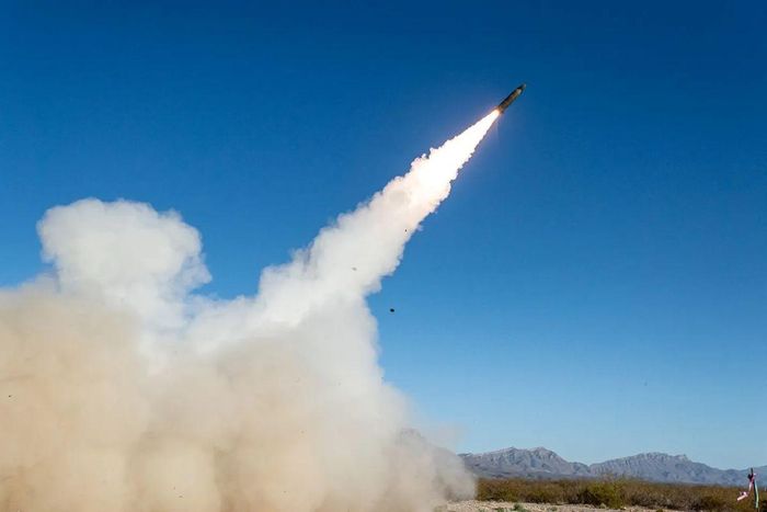 Tên lửa Precision Strike Missile (PrSM) được phóng từ hệ thống M270A2 và HIMARS của Lục quân Mỹ tại bãi thử tên lửa White Sands, bang New Mexico. (Nguồn ảnh: Lục quân Mỹ/Christopher Bohn/defensescoop.com)