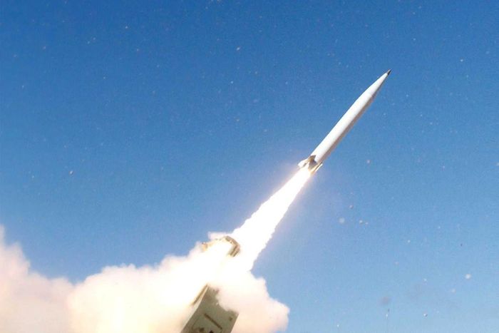 Lục quân Mỹ trao cho Lockheed Martin hợp đồng trị giá 1,21 tỷ USD nhằm thiết lập lộ trình sản xuất đạt năng lực tác chiến ban đầu cho tên lửa PrSM Increment 2 - một biến thể trang bị đầu dò đa chế độ được thiết kế để tấn công các mục tiêu di động trên biển và các mục tiêu cơ động trên đất liền. (Nguồn ảnh: Lục quân Mỹ/armyrecognition.com)