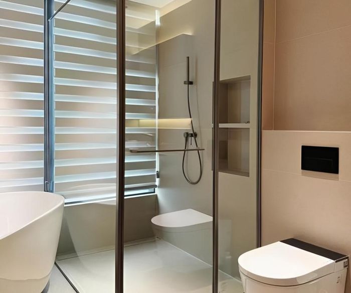 Cửa phòng tắm nên được giữ đóng khi không sử dụng để hạn chế hơi ẩm và uế khí lan ra các không gian khác trong nhà.