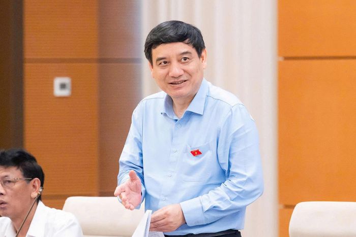 Chủ nhiệm Ủy ban Văn hóa và Xã hội Nguyễn Đắc Vinh trình bày thẩm tra. Ảnh: Media QH