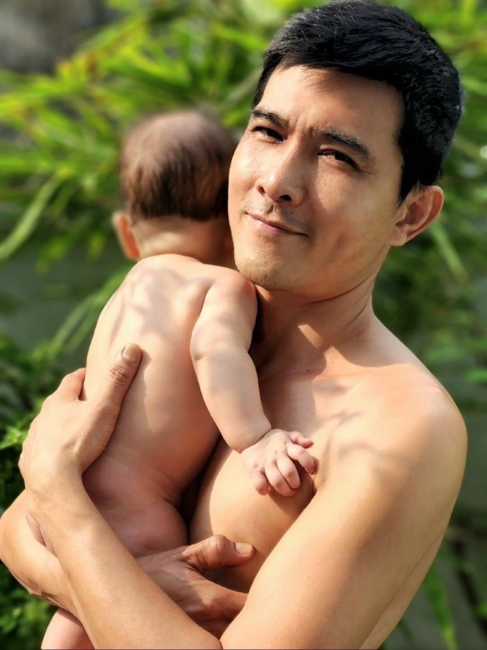 Diễn viên Quang Sự đăng ảnh con nhưng giấu kín mặt của bé.