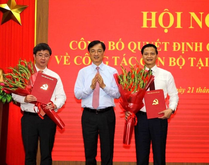 Trưởng Ban Tổ chức Trung ương Nguyễn Duy Ngọc trao quyết định cho 2 lãnh đạo của tỉnh Quảng Trị. Ảnh: H.T
