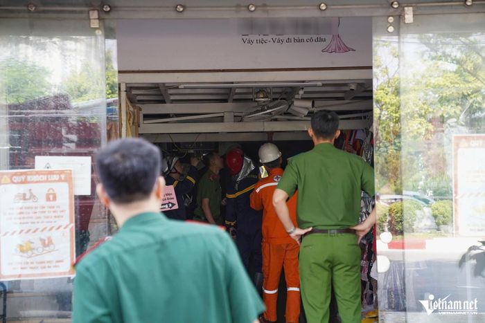 Lực lượng chức năng nhanh chóng có mặt tại đám cháy. Ảnh: Đình Hiếu