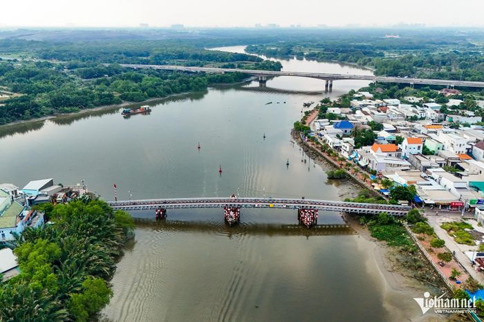Cầu Rạch Dơi được xây dựng trước năm 1975, hiện đã cấm xe tải lưu thông do không bảo đảm khả năng chịu lực.