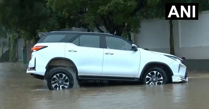 Toyota Fortuner mắc kẹt trong hố ngập nước sau mưa lớn