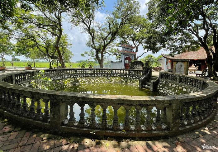 Cây cầu đá, mặt hồ, giếng nước tạo nên khoảng chuyển tiếp giữa không gian đời thường và nơi thờ tự.