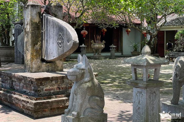 Những linh vật đá trong khuôn viên đền phản ánh quan niệm bảo hộ của cư dân xưa đối với không gian thiêng. 