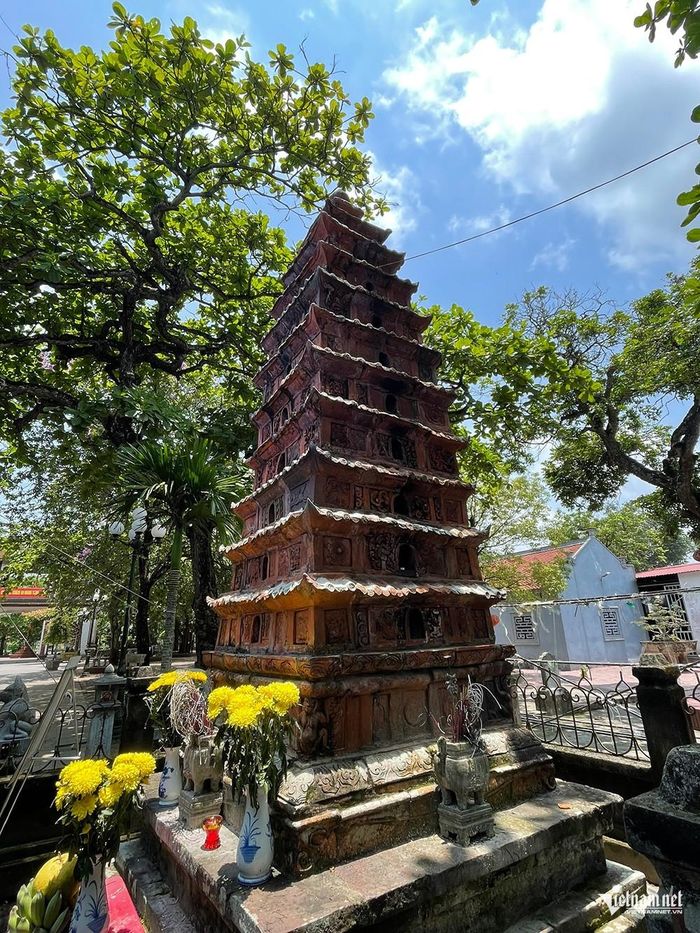  Tòa tháp Cửu trùng (9 tầng) bằng đất nung nguyên khối. Tháp được xác định niên đại thời Lê trung Hưng 1667, nhưng xuất phát điểm là ngọn tháp được xây bằng đá từ thời Mạc. Trải qua thời gian phong hóa mai một nhưng tháp vẫn giữ nét cơ bản của hàng trăm năm trước tiền nhân đã tạo để kính thờ Trời - Đất, cầu mưa thuận, gió hòa quốc thái, dân an. 