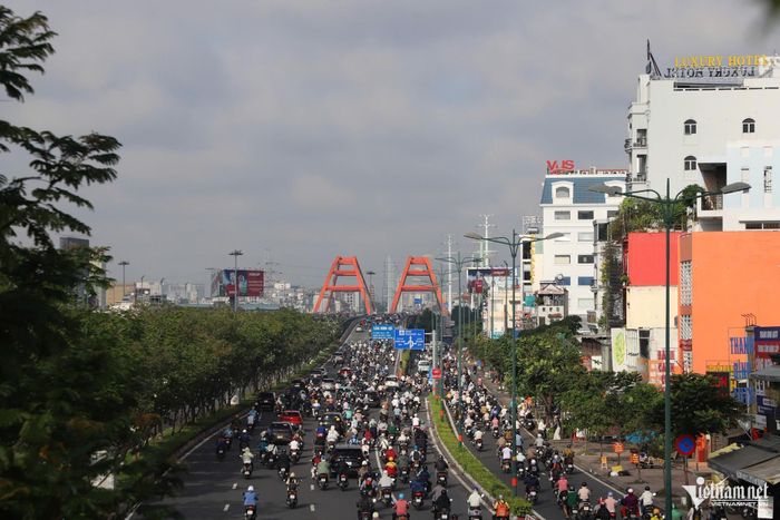 Dòng xe đổ về khu vực cầu Bình Lợi đông đúc vào giờ cao điểm sáng 21/9. Ảnh: Tuấn Kiệt