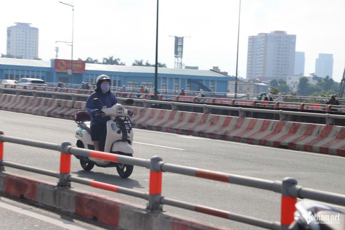 Hàng loạt xe máy vẫn phớt lờ quy định phân làn. Ảnh: TK