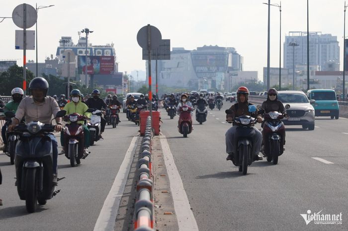 Làn đường linh hoạt thông thoáng, nhưng nhiều xe máy vẫn lấn vào làn dành riêng cho ôtô. Ảnh: TK