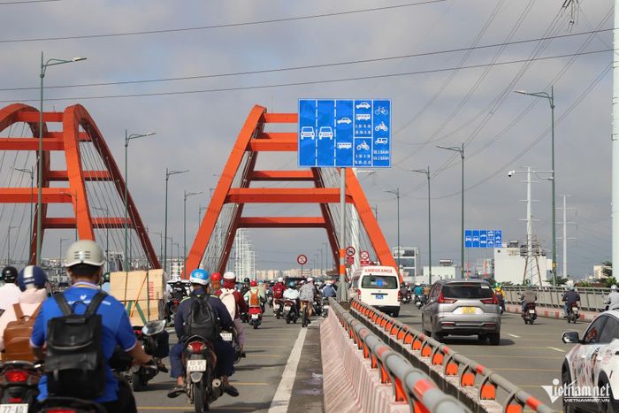 Hệ thống biển báo, băng rôn trên cầu Bình Lợi. Ảnh: TK