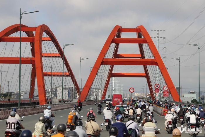 Cầu Bình Lợi hướng về sân bay Tân Sơn Nhất đông phương tiện, đặc biệt vào giờ cao điểm. Ảnh: TK