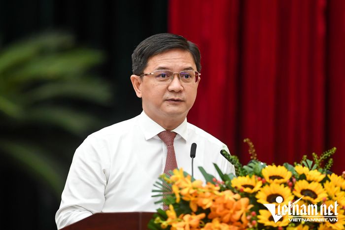 Phó Chủ tịch UBND TPHCM Nguyễn Mạnh Cường trình dự thảo nghị quyết quy định chính sách hỗ trợ đối với người thực hiện chế độ luân phiên tại trạm y tế. Ảnh: Nguyễn Huế
