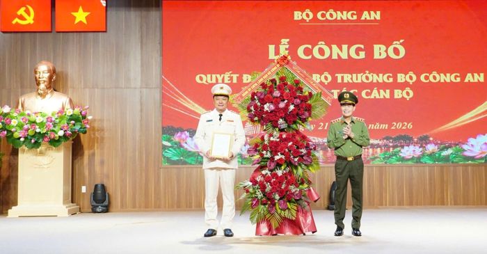 Thượng tướng Lê Quốc Hùng, Thứ trưởng Bộ Công an trao quyết định và tặng hoa chúc mừng Đại tá Nguyễn Đình Dương nhận nhiệm vụ Giám đốc Công an TP Huế. Ảnh: Minh Nguyên