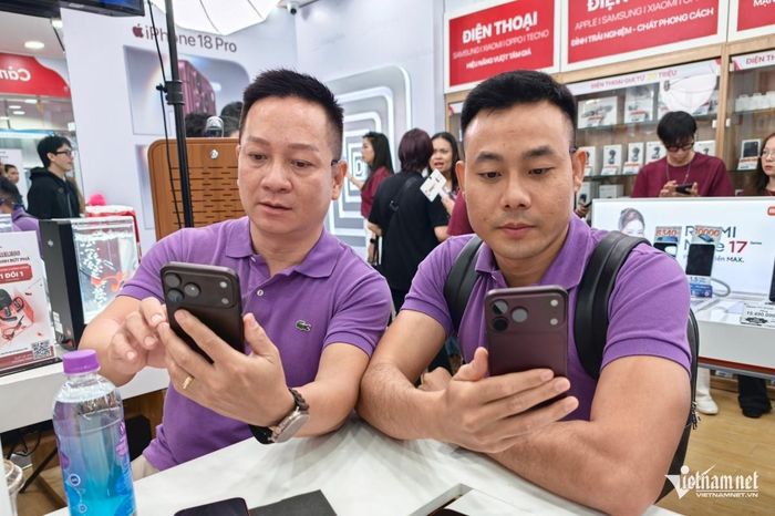 Đa số người dùng tại Việt Nam đều mua iPhone 18 Pro Max màu đỏ rượu vang. Ảnh: Lê Mỹ