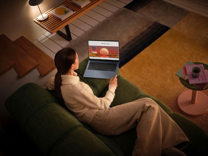 Không gian làm việc trên Vivobook S14 được xây dựng quanh màn hình 14 inch tỷ lệ 16:10