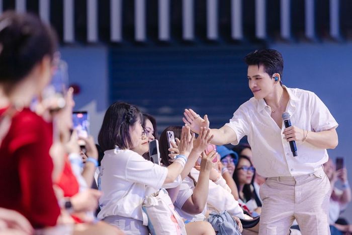Quốc Thiên thân thiện và gần gũi với fan trong sự kiện.