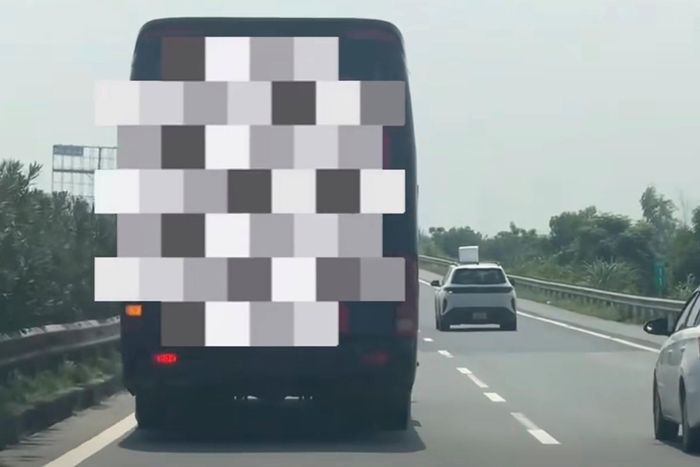 Hình ảnh ô tô mang BKS TP Hải Phòng chạy tốc độ "rùa bò" bám làn trái cao tốc.