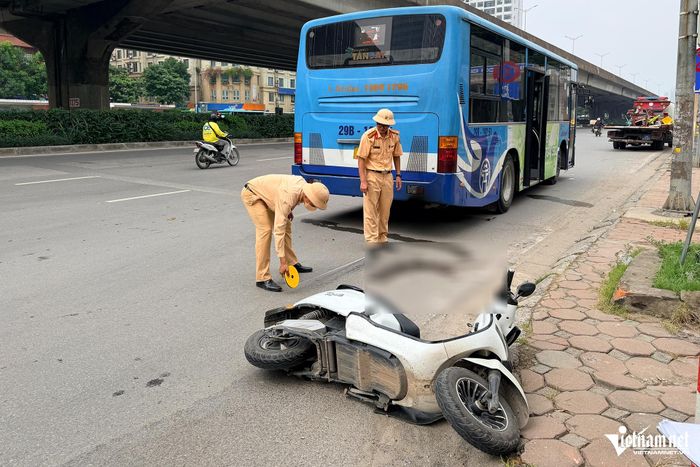 Hiện trường vụ tai nạn giao thông trên đường Phạm Hùng. Ảnh: Đình Hiếu