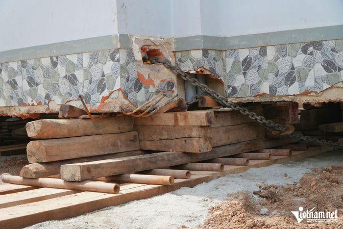 Dây xích kết nối với kích thủy lực để kéo căn nhà di chuyển.