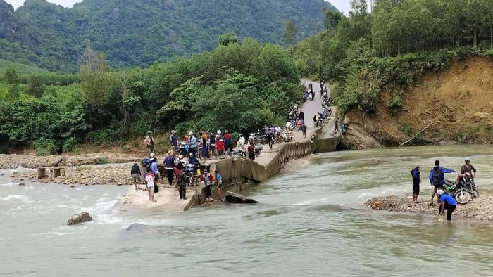 Nhiều người tập trung tại đoạn tràn qua suối để chờ nước rút, tiếp tục hành trình vào thôn Cát Trỉa. Ảnh: CTV