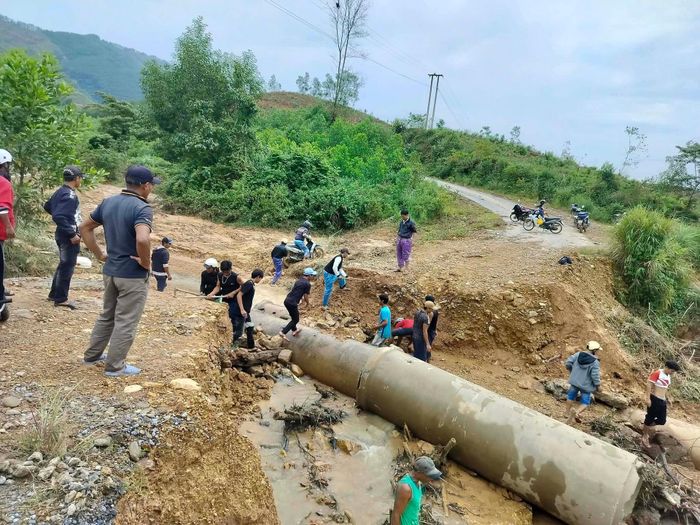Nhiều đoạn đường vào các điểm trường Cát và Trỉa bị hư hỏng, chia cắt, khiến giáo viên và người dân gặp nhiều khó khăn trong việc đi lại. Ảnh: CTV