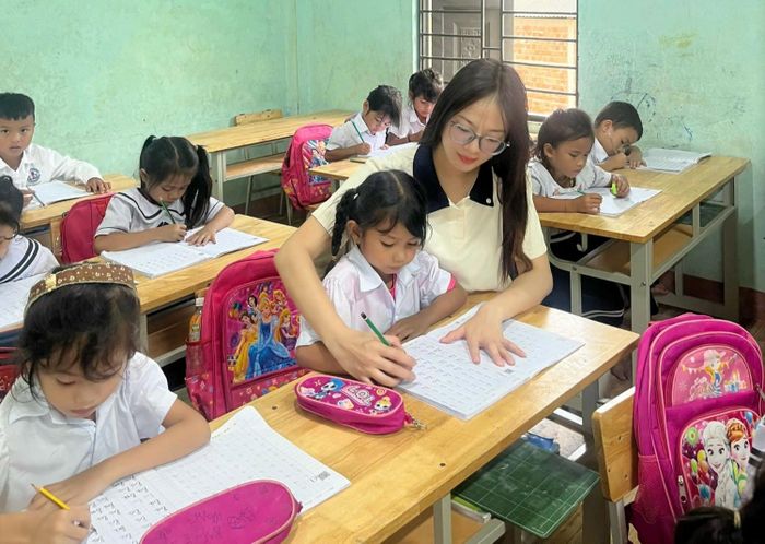 Cô Nguyễn Thị Lệ Quỳnh trong một tiết dạy tại điểm trường Cát, thuộc Trường Phổ thông dân tộc bán trú Tiểu học Hướng Sơn, xã Hướng Phùng, Quảng Trị. Ảnh: NVCC