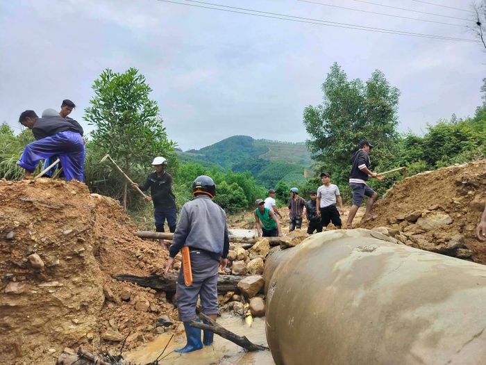 Nhiều đoạn đường vào các điểm trường Cát và Trỉa bị hư hỏng, chia cắt, khiến giáo viên và người dân gặp nhiều khó khăn trong việc đi lại.