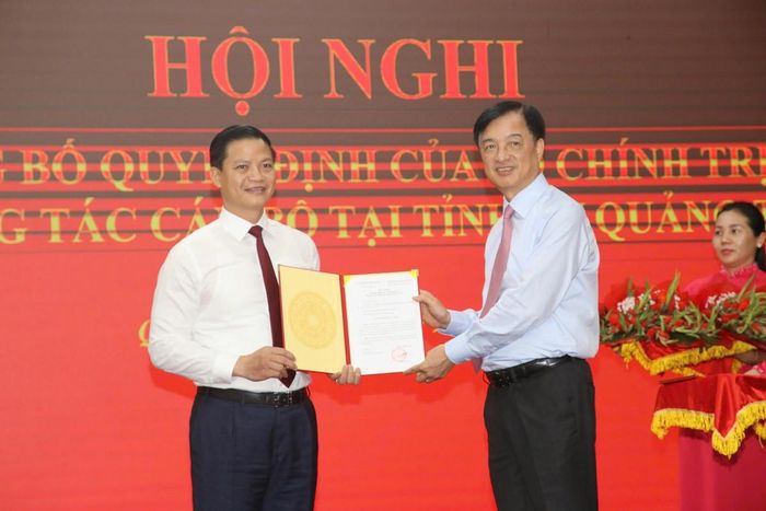Trưởng Ban Tổ chức Trung ương Nguyễn Duy Ngọc trao quyết định cho ông Vương Quốc Tuấn, tân Bí thư Tỉnh ủy Quảng Trị. Ảnh: C.S