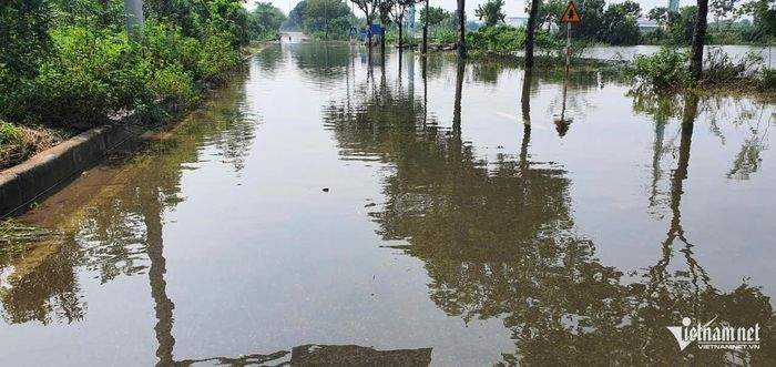 Nước sông Tích đang tràn vào đường gom đại lộ Thăng Long