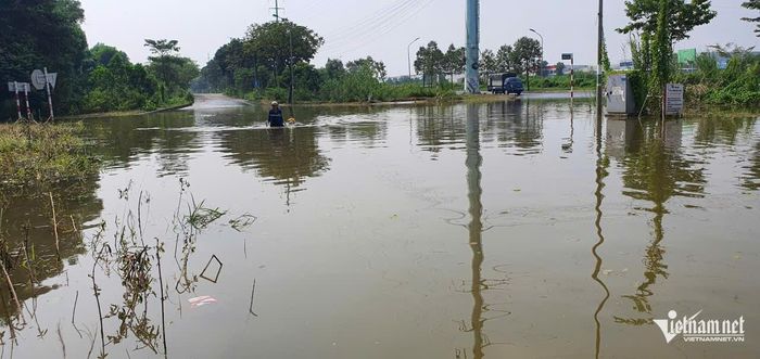 Nước ngập sâu khiến nhiều phương tiện phải quay đầu