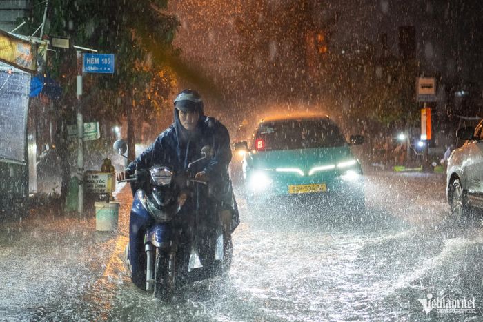 Nam Bộ và nhiều tỉnh thành miền Trung hứng đợt mưa lớn kéo dài. Ảnh: Tuấn Hùng