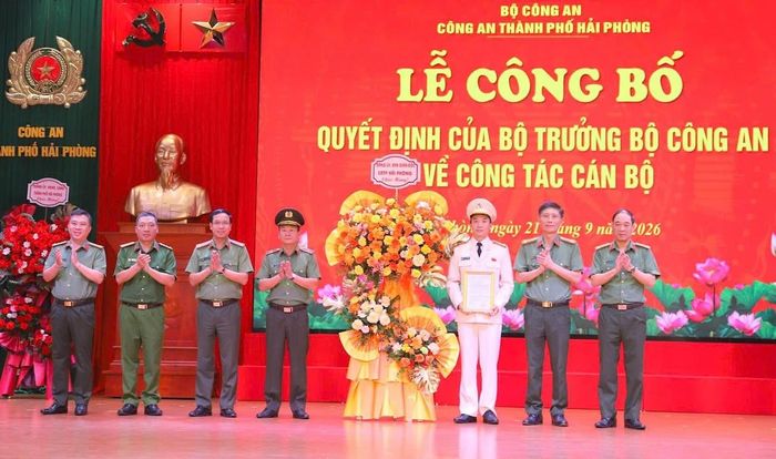 Ban Giám đốc Công an TP Hải Phòng tặng hoa chúc mừng tân Phó Giám đốc Công an TP Hải Phòng Nguyễn Văn Đức.