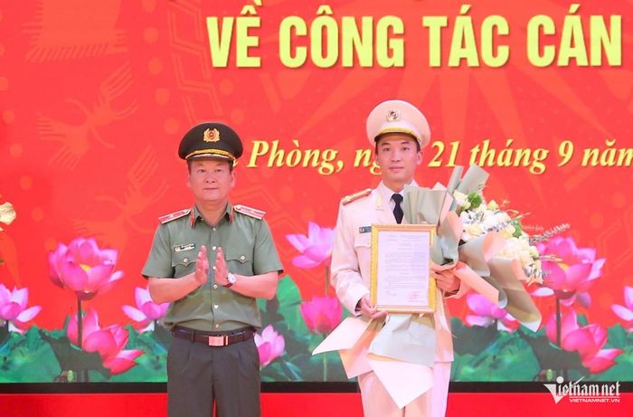 Thừa ủy quyền của Bộ trưởng Bộ Công an, Thiếu tướng Bùi Quang Bình, Giám đốc Công an TP Hải Phòng trao quyết định bổ nhiệm Phó Giám đốc Công an TP Hải Phòng cho Thượng tá Nguyễn Văn Đức.