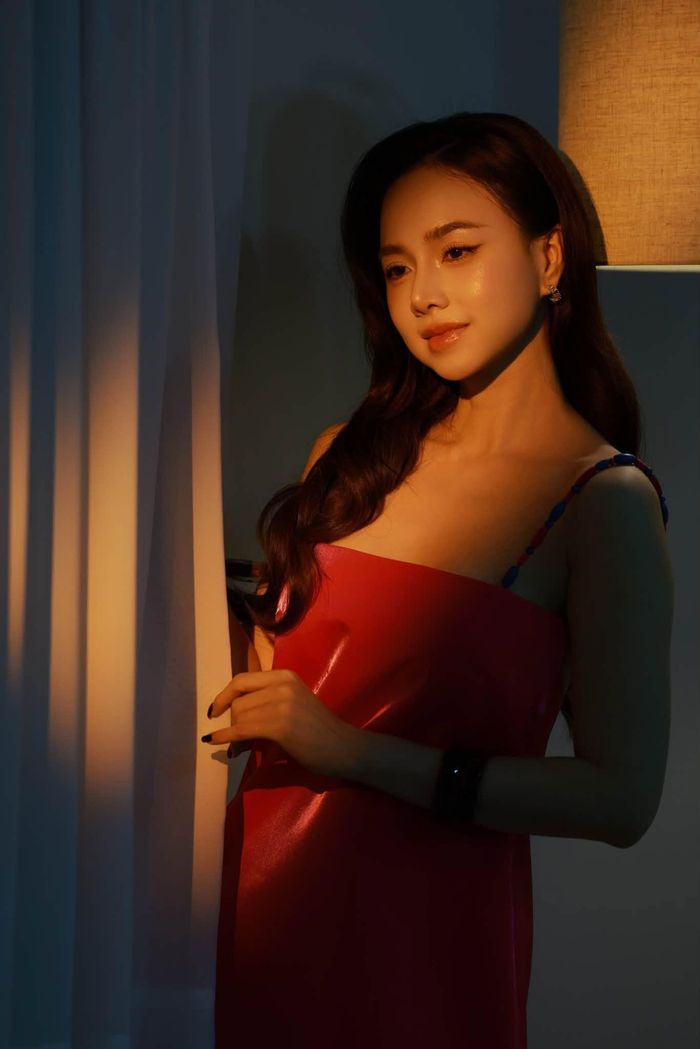 Diễn viên Đinh Ngọc Diệp quyến rũ với váy 2 dây.