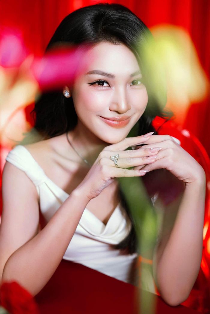 MC Hoàng Oanh gây chú ý khi đăng ảnh khoe khéo ngón tay áp út đeo nhẫn.
