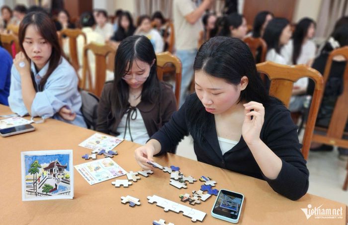 Thay vì chỉ xem hiện vật, di sản trong tủ kính và đọc thông tin giới thiệu, người xem có thể trực tiếp tham gia các hoạt động để tìm hiểu hiện vật. 