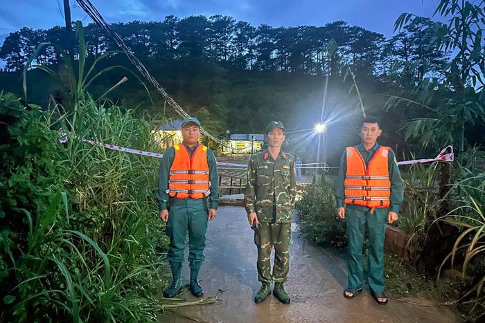 Lực lượng chức năng căng dây, phong tỏa khu vực cầu bị sập ở Lâm Đồng. Ảnh: Khánh Ngọc