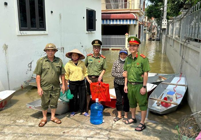 Lực lượng công an có mặt tại các điểm ngập để hỗ trợ người dân. Ảnh: CACC