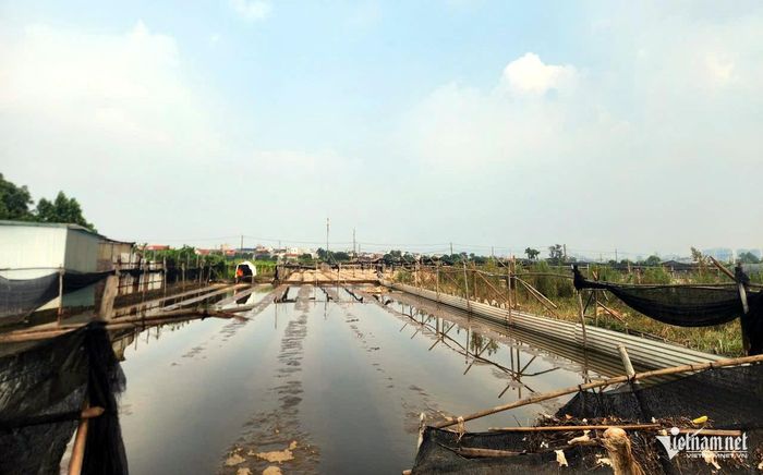 Người dân chờ đợi nước rút để trồng vụ mới.