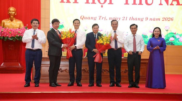 Thường trực Tỉnh ủy, Thường trực HĐND tỉnh tặng hoa chúc mừng tân Chủ tịch UBND tỉnh Quảng Trị Bùi Hoàng Phương và ông Lê Hồng Vinh được điều động, bổ nhiệm giữ chức Thứ trưởng Bộ Xây dựng. Ảnh: Đ.T