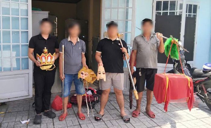 Cơ quan công an đã làm việc với 4 người trong clip "thầy trò Đường Tăng" đi trên làn đường dành cho ô tô. Ảnh: CA