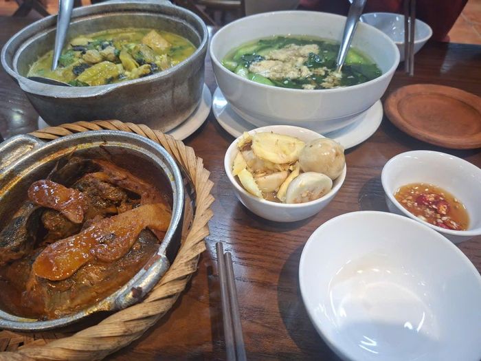 Gia đình anh Hiệu thi thoảng lựa chọn cách gắn kết gia đình từ những mâm cơm nhỏ ở phố gần nhà (Ảnh nhân vật cung cấp)