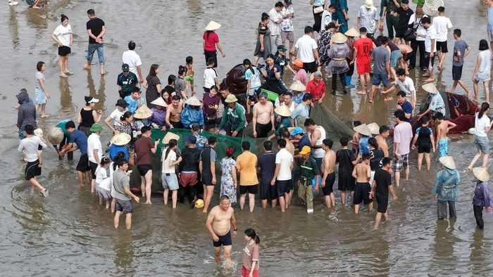 Các đoàn khách có nhu cầu có thể thuê rùng và ngư dân cùng đánh bắt hải sản với mức giá khoảng 2 triệu đồng/chuyến. Ảnh: UBND xã Hoằng Tiến